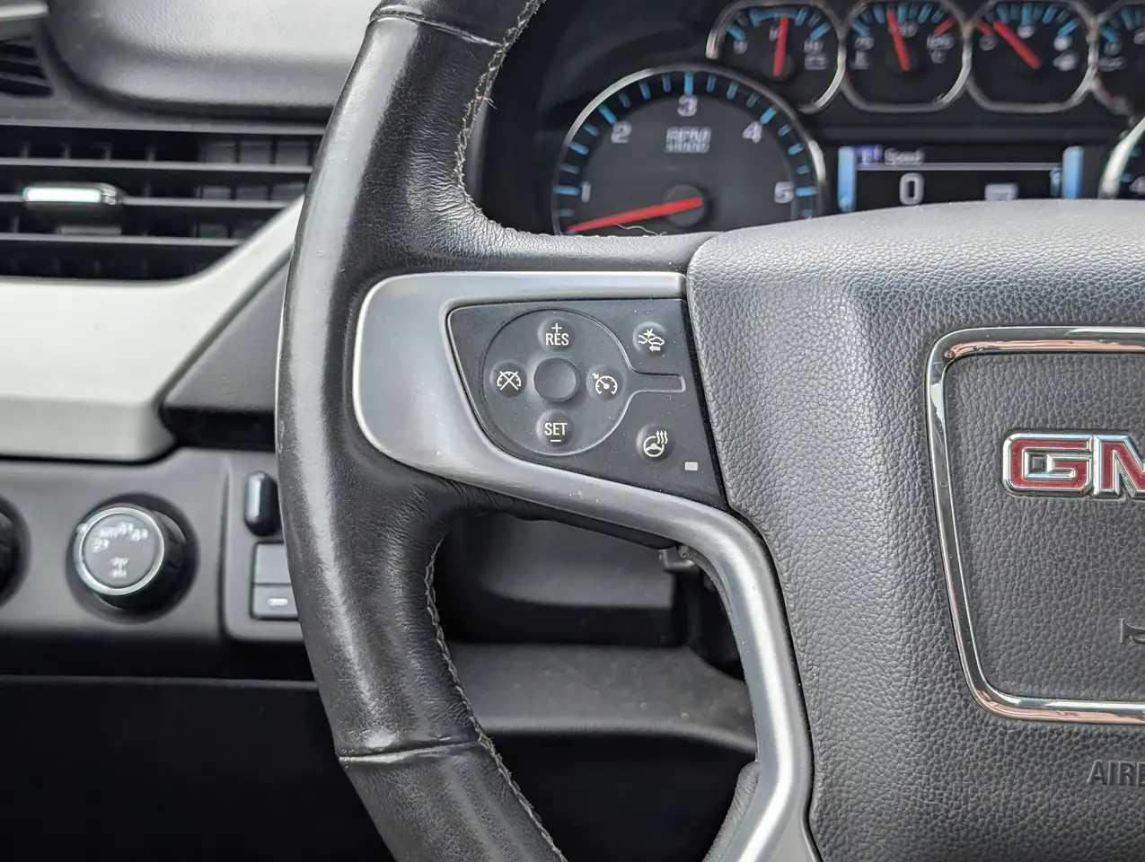 GMC Yukon снимка GMC Yukon