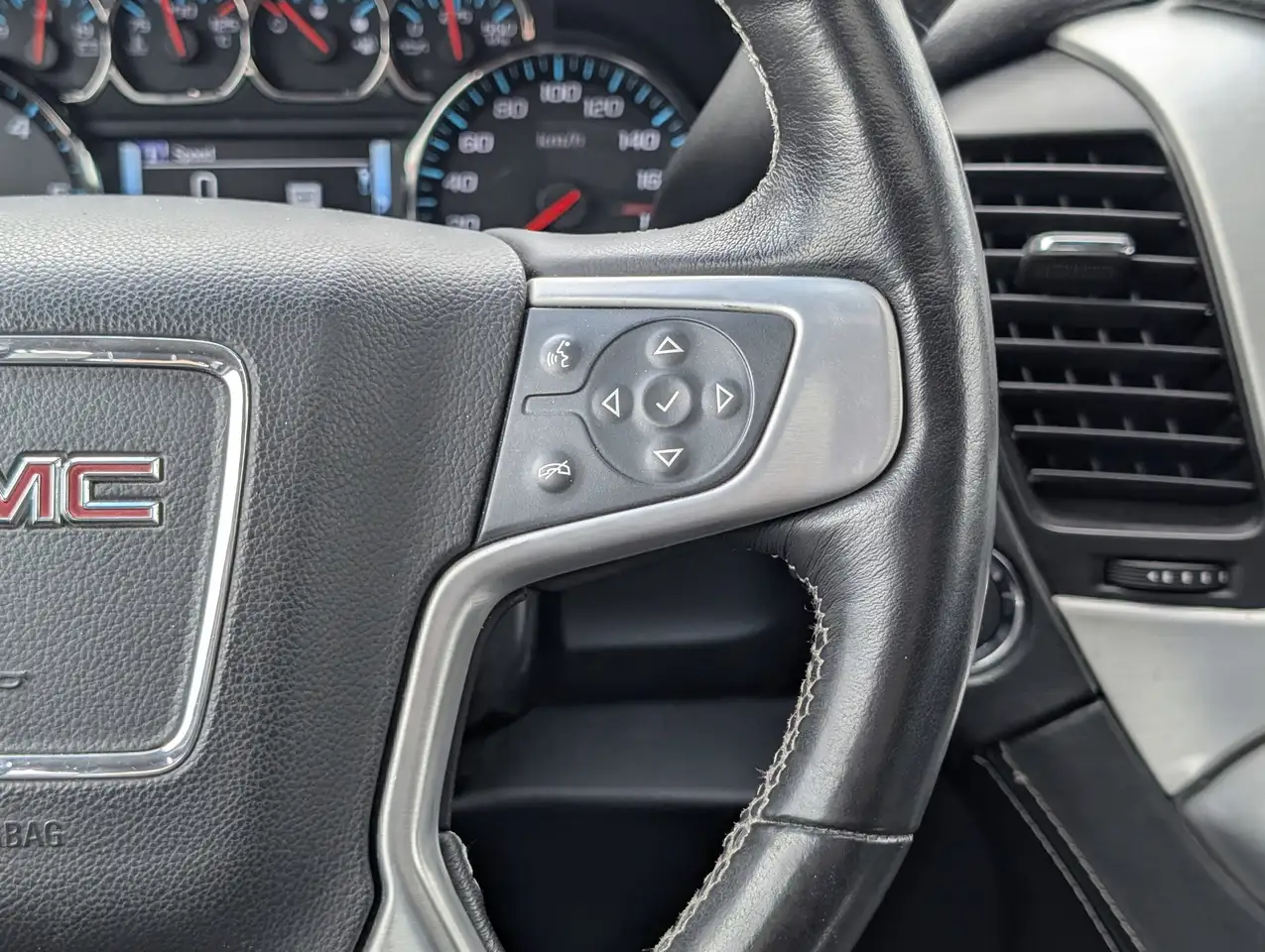 GMC Yukon снимка GMC Yukon