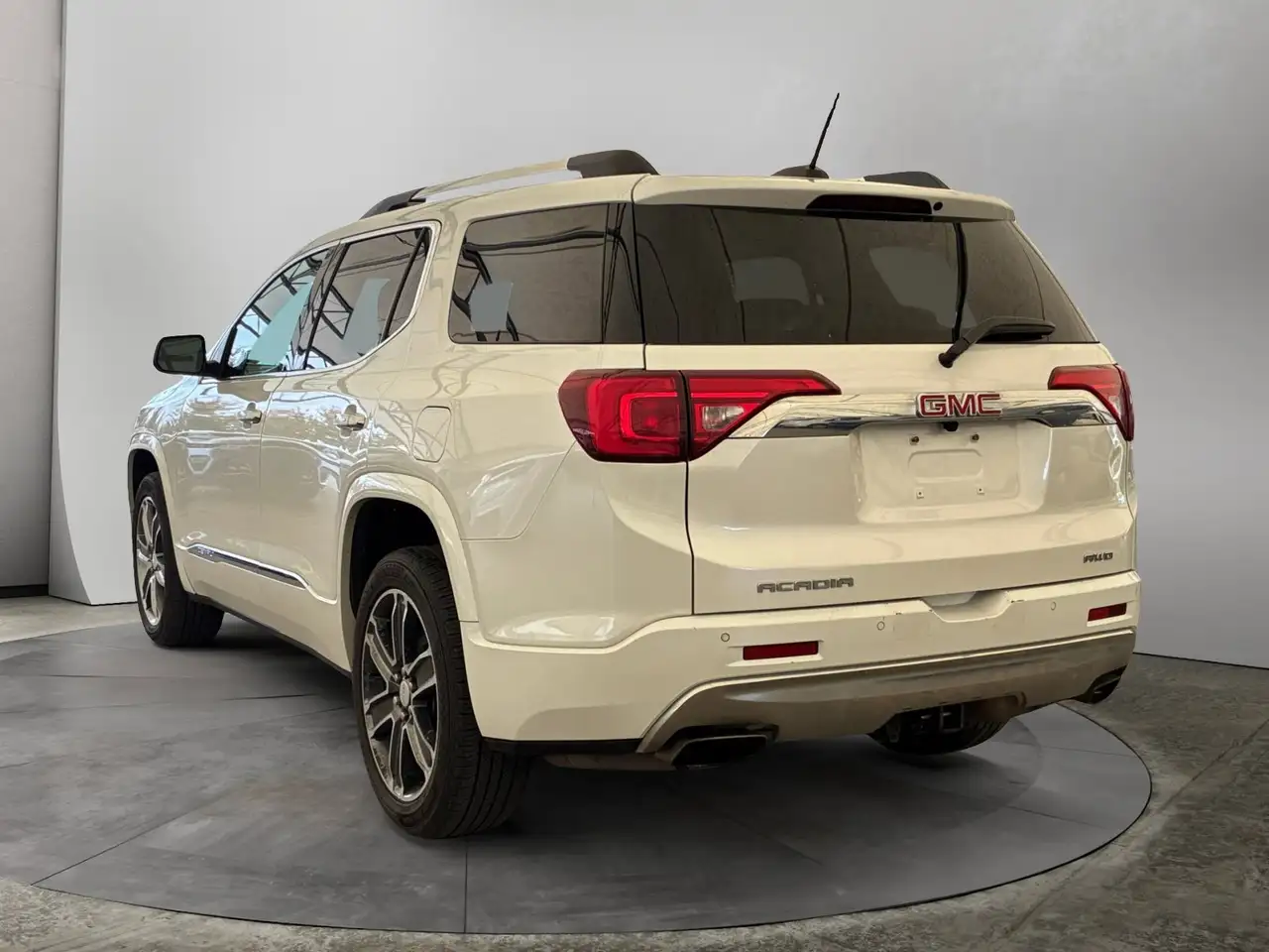 GMC Acadia снимка GMC Acadia