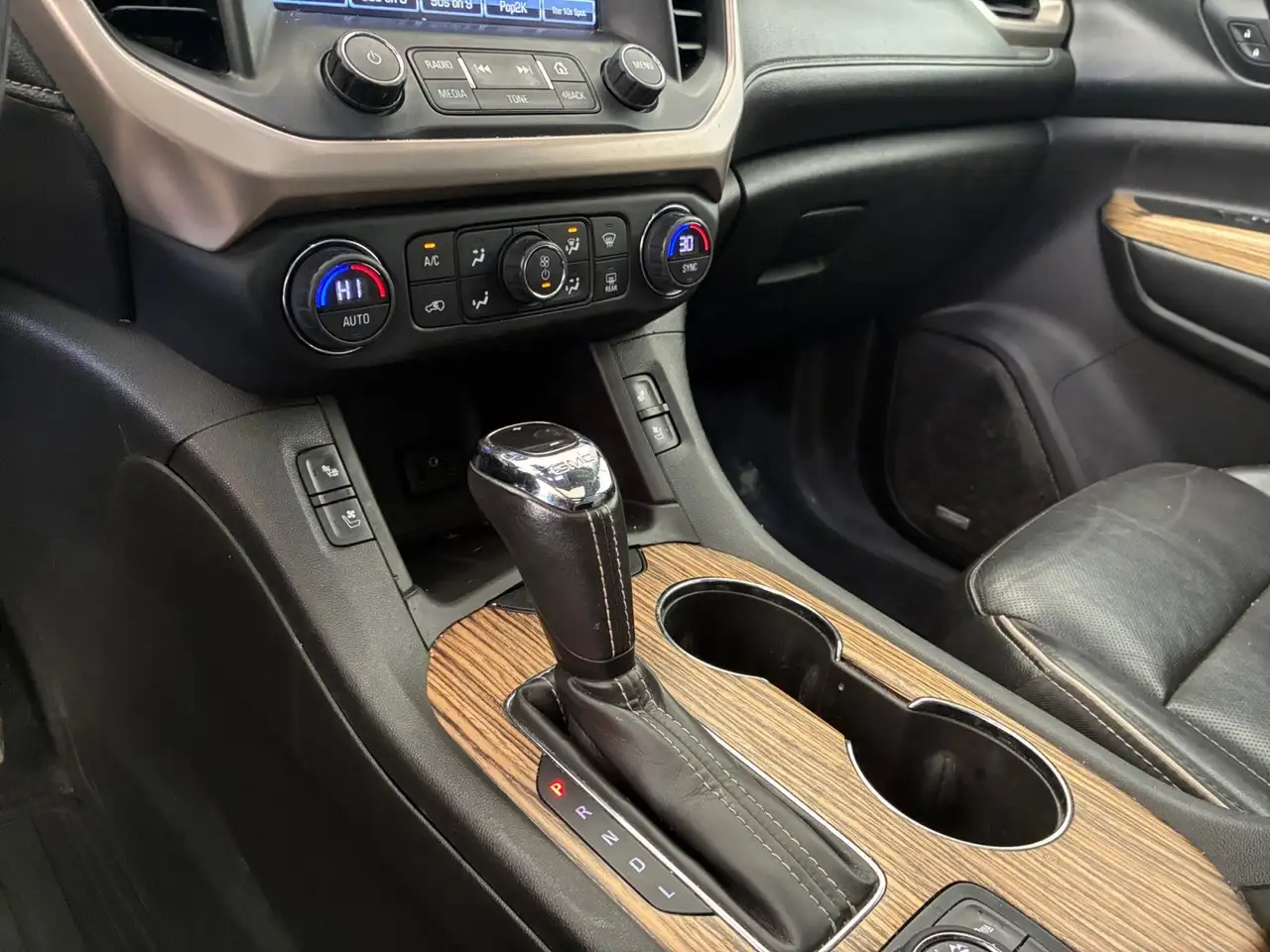 GMC Acadia снимка GMC Acadia