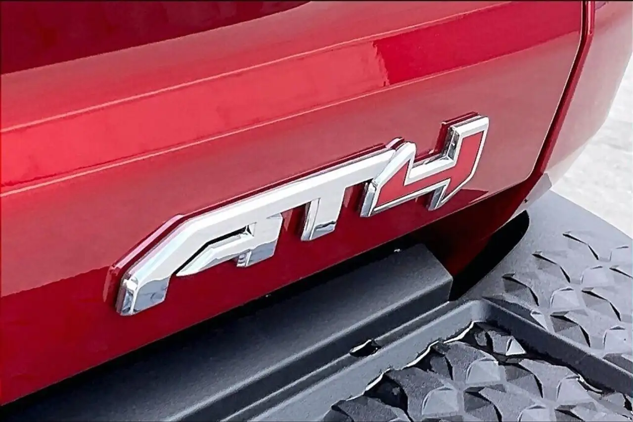 GMC Canyon photo GMC Canyon