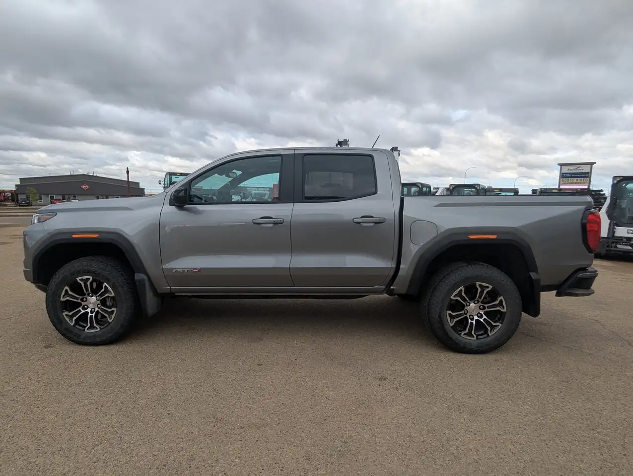 GMC Canyon photo GMC Canyon
