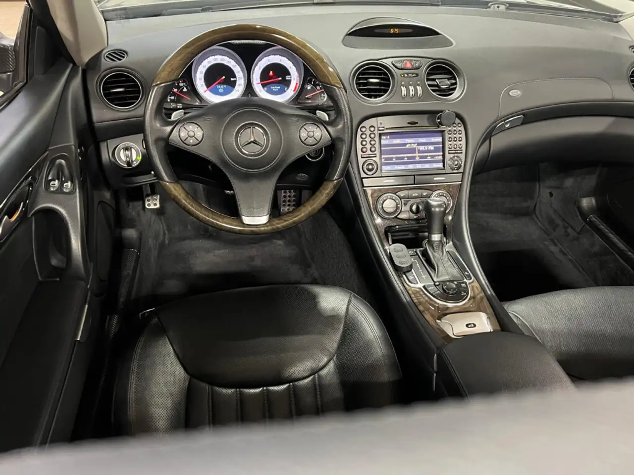 Mercedes-Benz SL снимка Mercedes-Benz SL