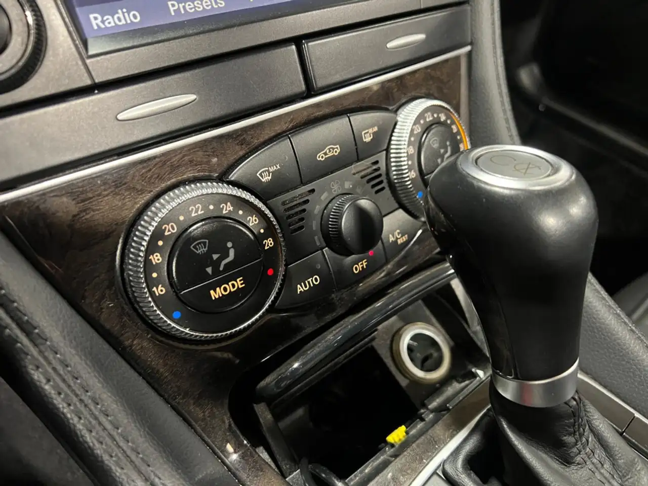 Mercedes-Benz SL снимка Mercedes-Benz SL