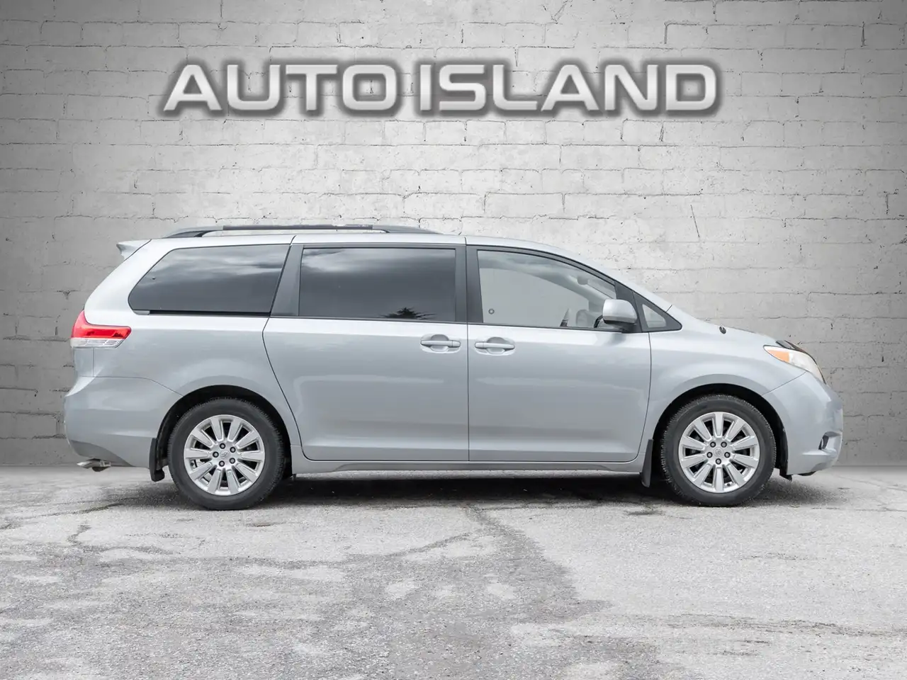 Toyota Sienna снимка Toyota Sienna