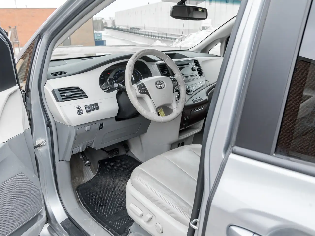 Toyota Sienna снимка Toyota Sienna