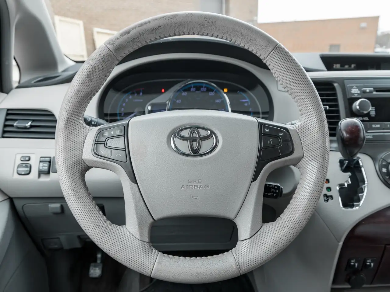 Toyota Sienna снимка Toyota Sienna