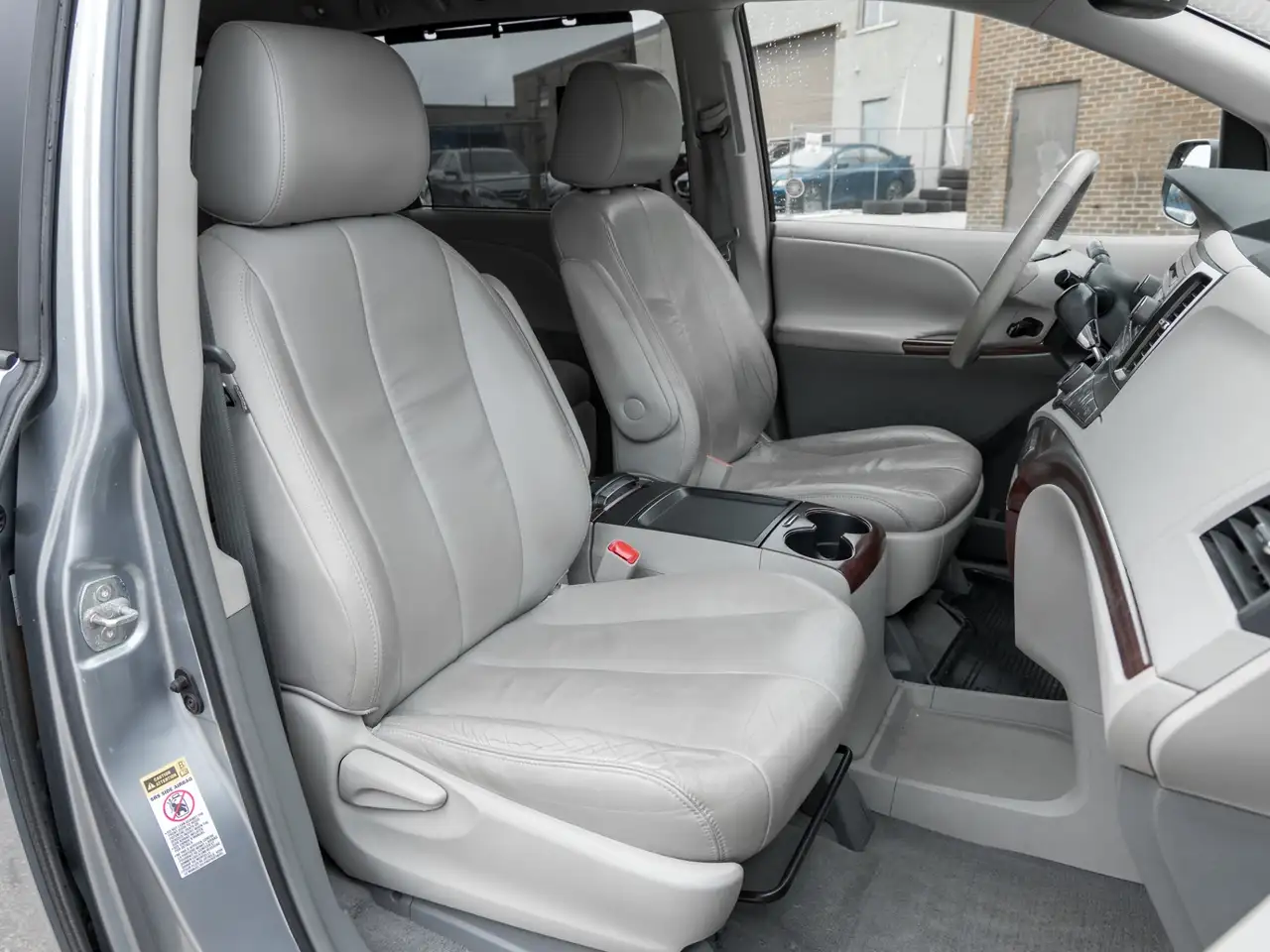 Toyota Sienna снимка Toyota Sienna