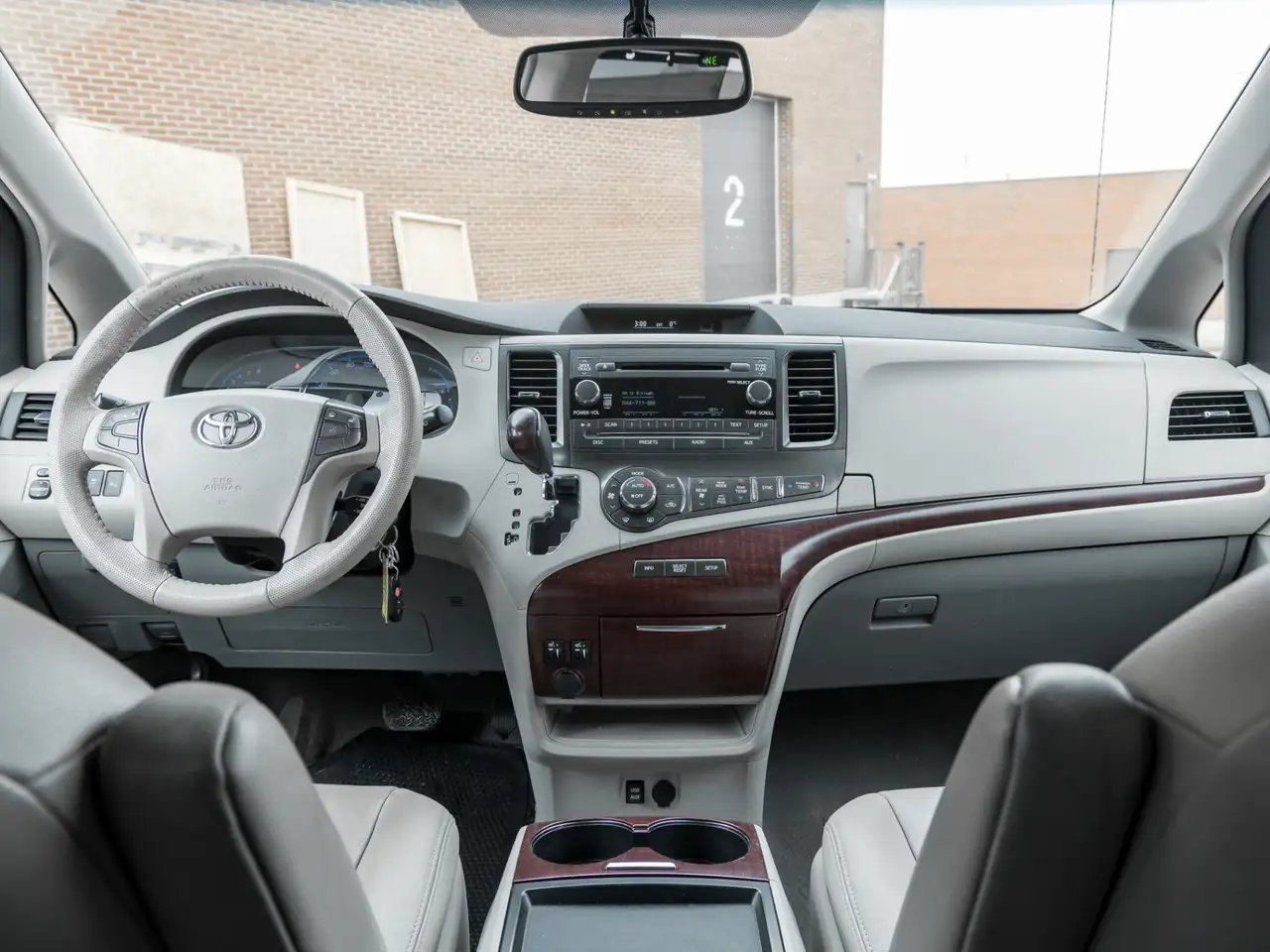 Toyota Sienna снимка Toyota Sienna