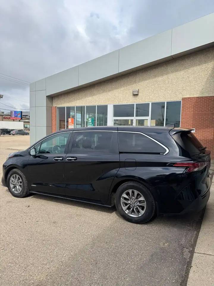Toyota Sienna снимка Toyota Sienna
