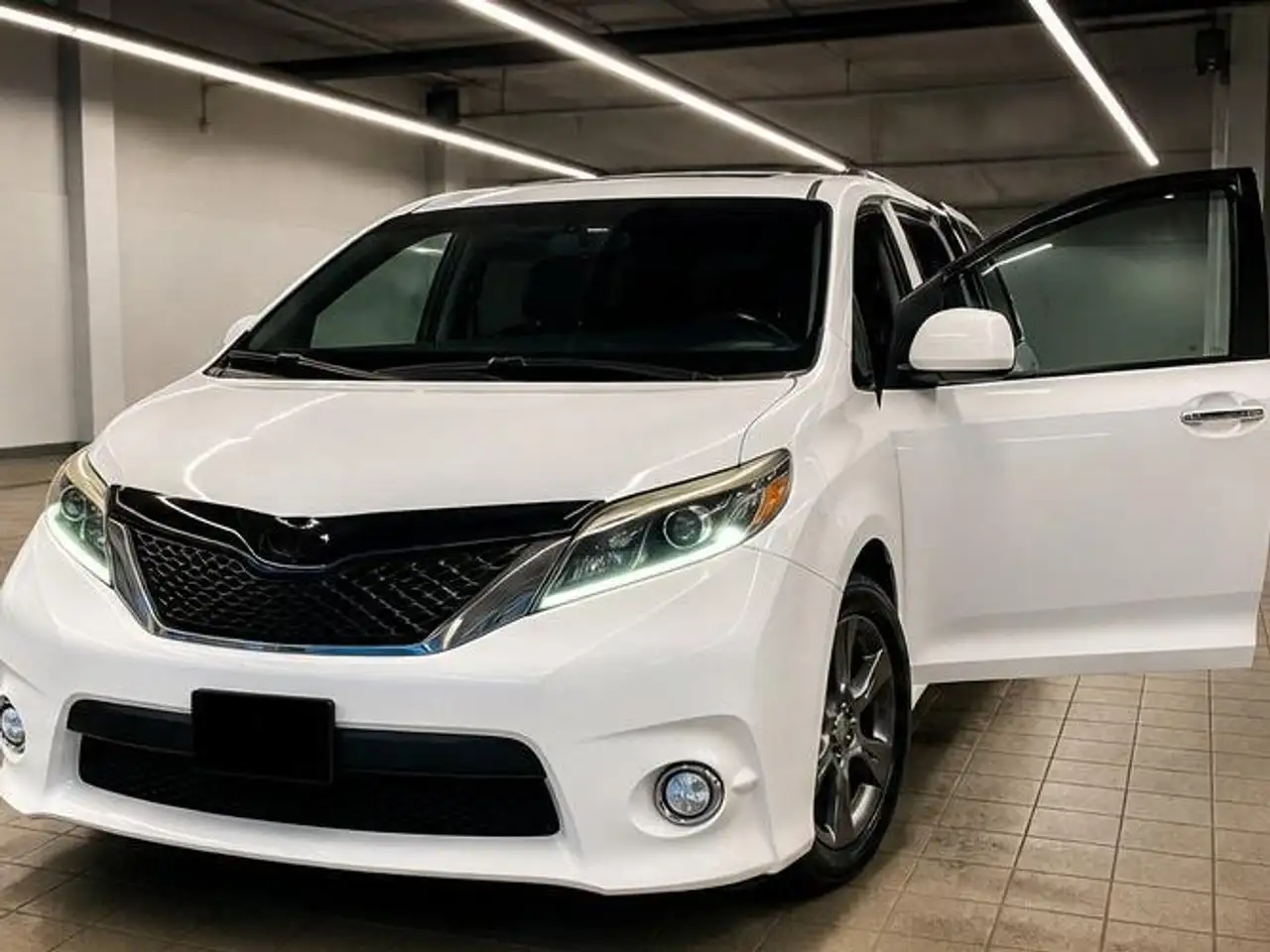 Toyota Sienna снимка Toyota Sienna
