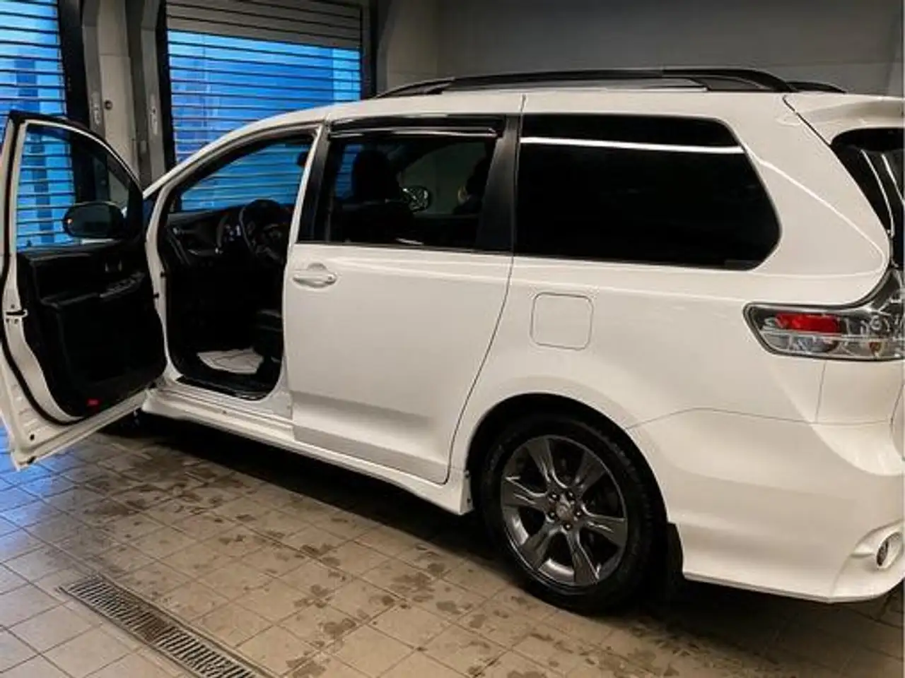 Toyota Sienna снимка Toyota Sienna