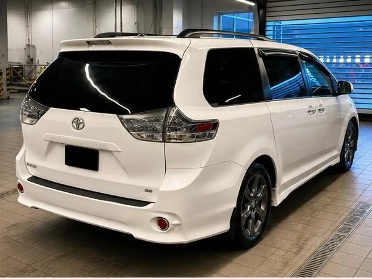 Toyota Sienna снимка Toyota Sienna