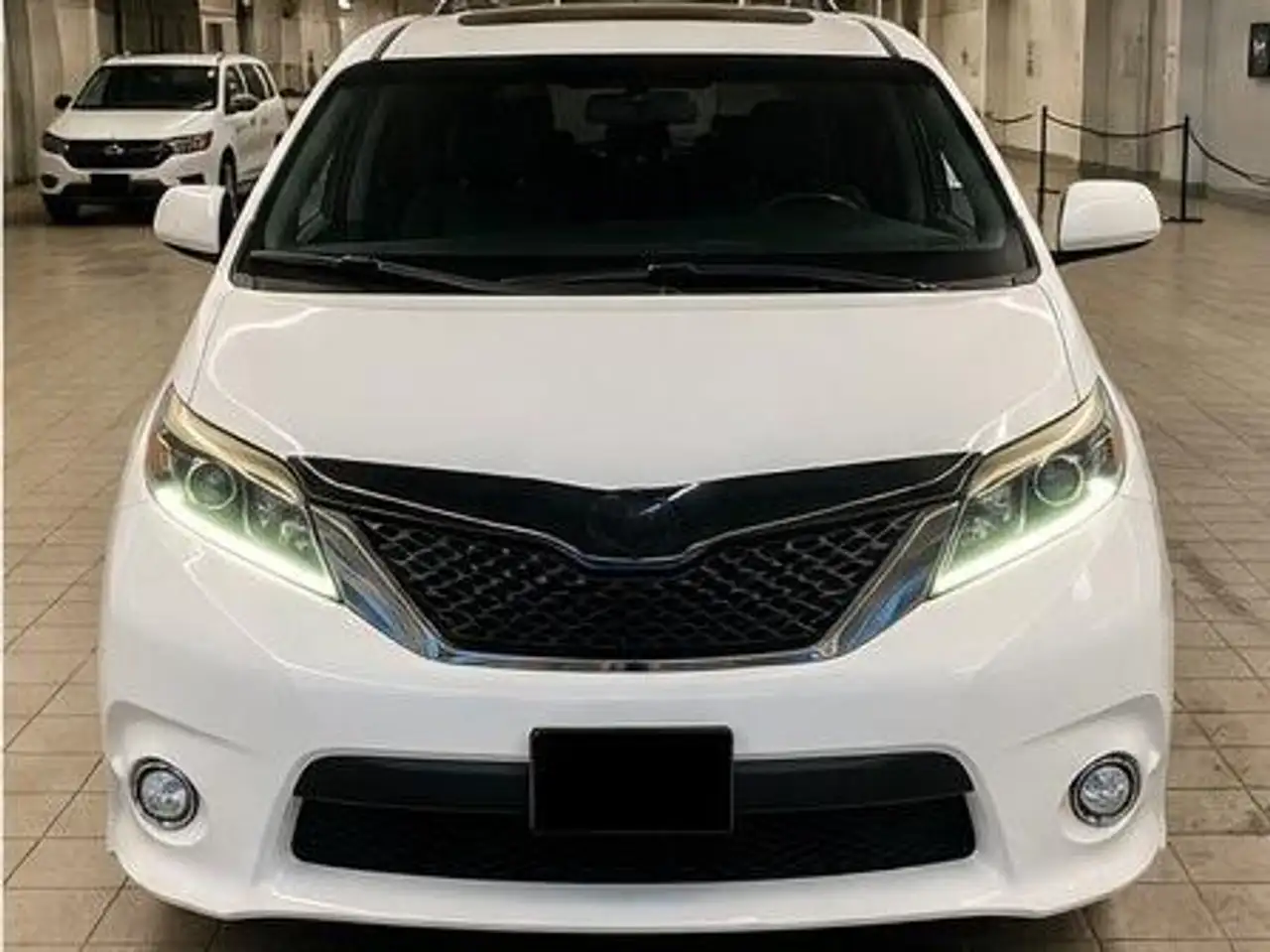 Toyota Sienna снимка Toyota Sienna