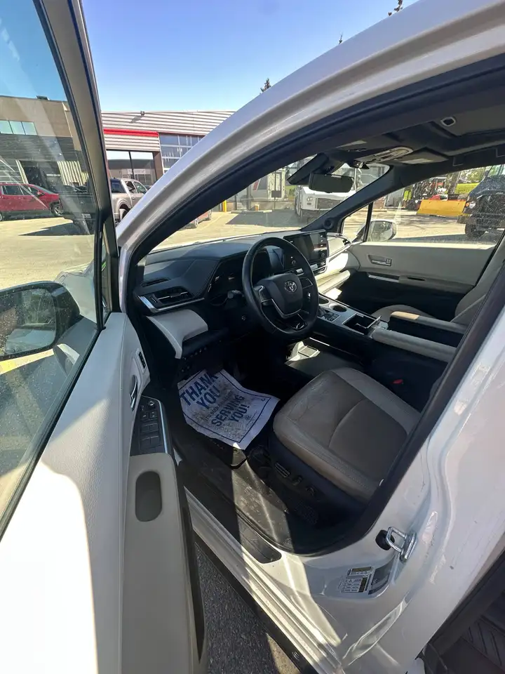 Toyota Sienna снимка Toyota Sienna