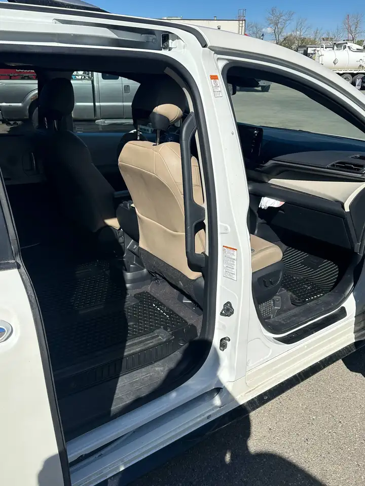 Toyota Sienna снимка Toyota Sienna