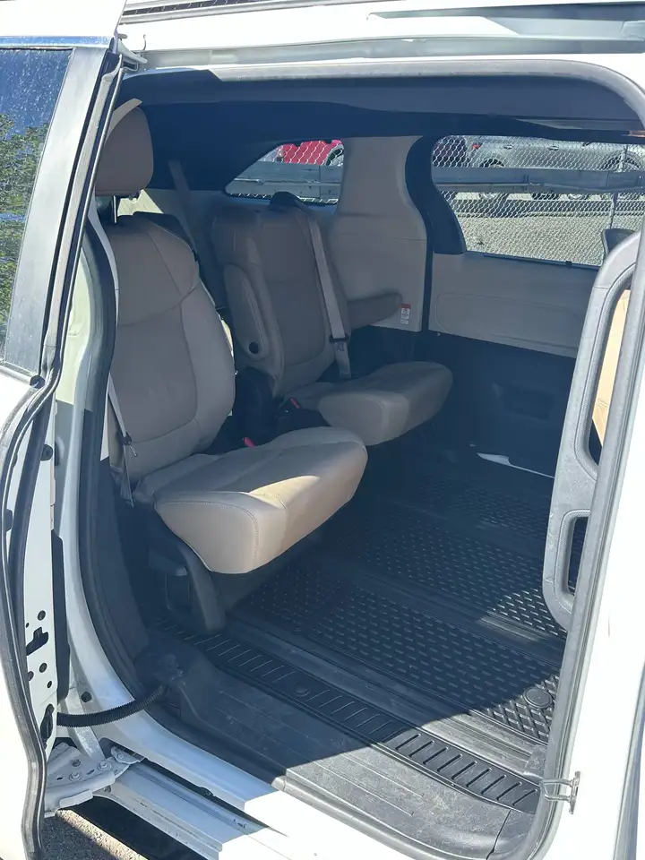 Toyota Sienna снимка Toyota Sienna