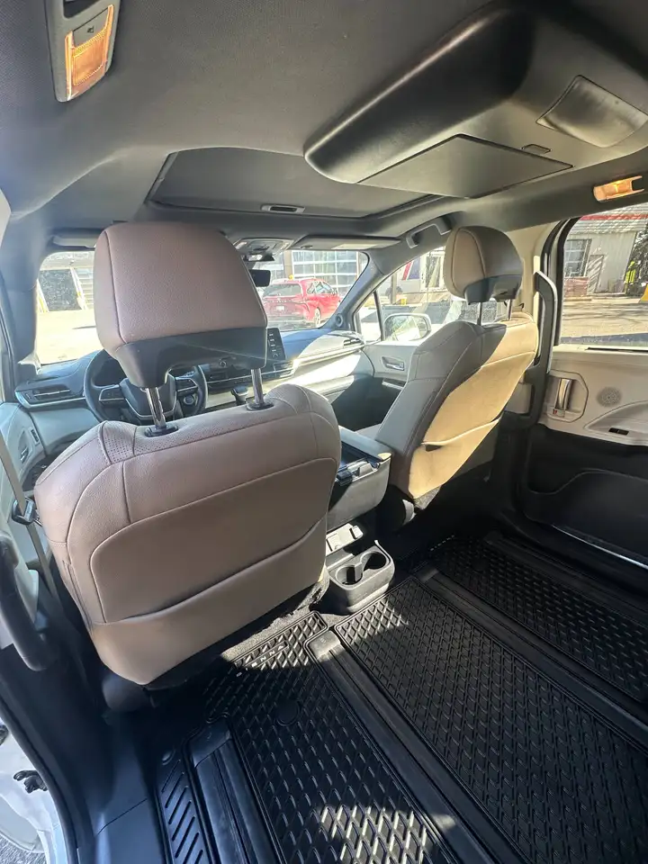 Toyota Sienna снимка Toyota Sienna