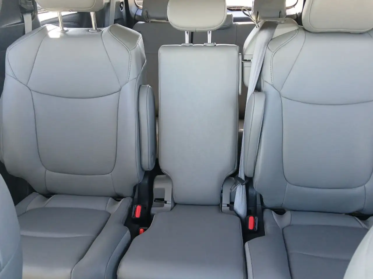 Toyota Sienna снимка Toyota Sienna