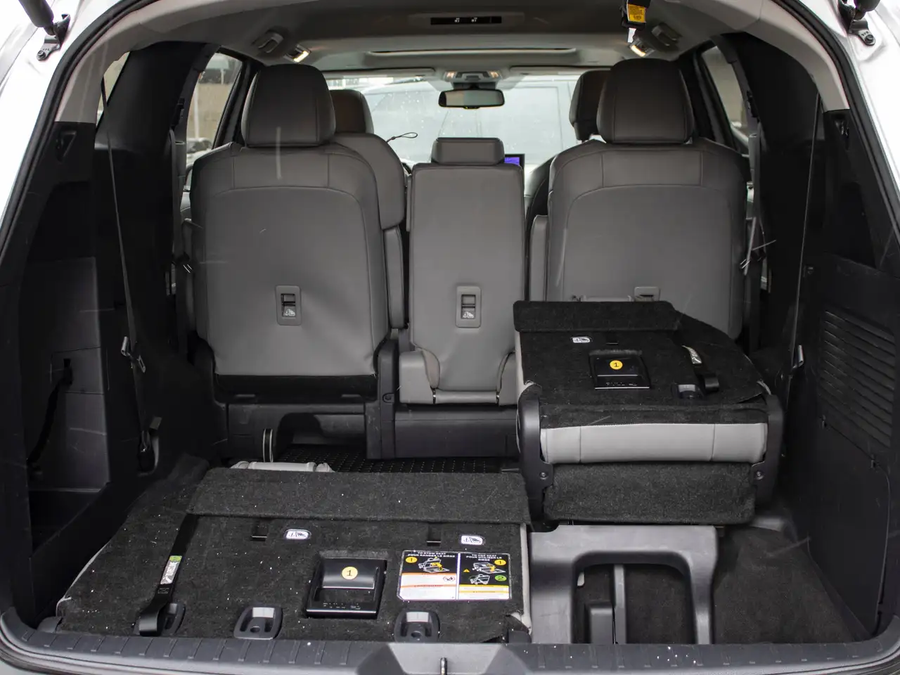 Toyota Sienna снимка Toyota Sienna