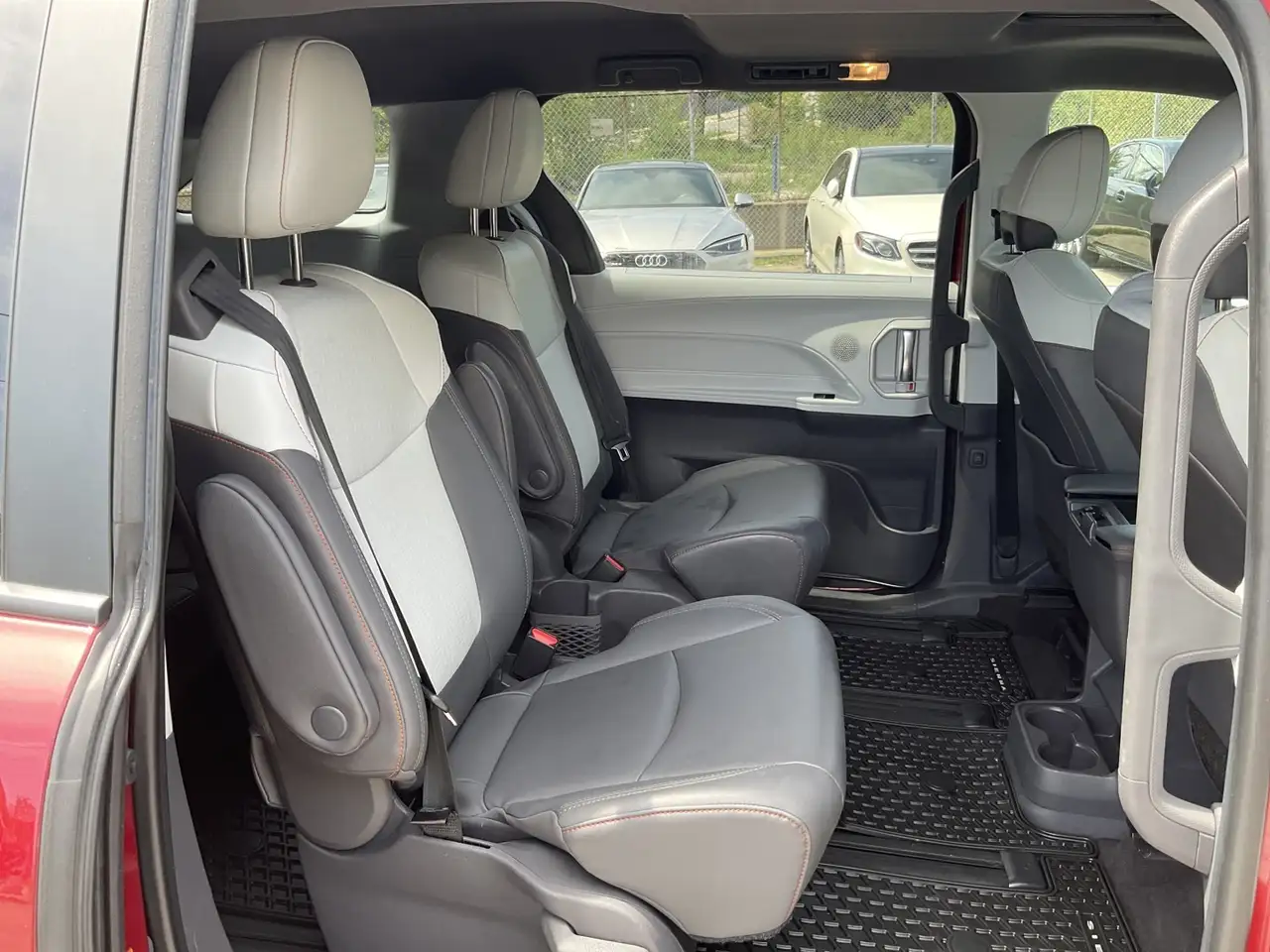 Toyota Sienna снимка Toyota Sienna
