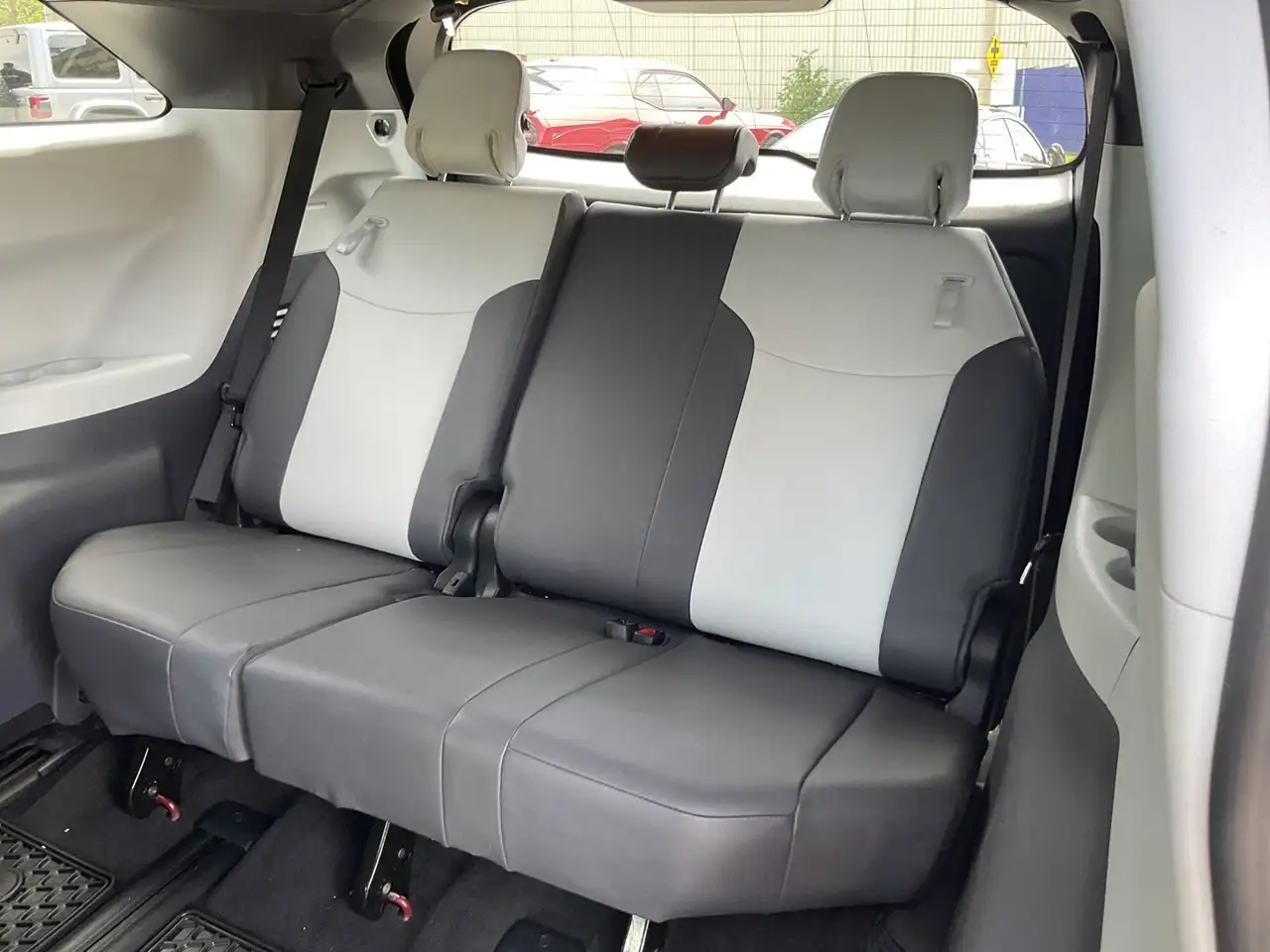 Toyota Sienna снимка Toyota Sienna