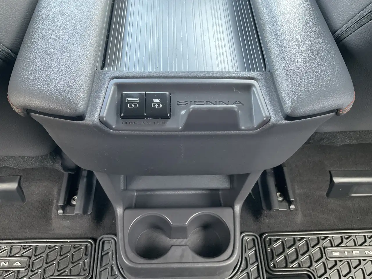 Toyota Sienna снимка Toyota Sienna