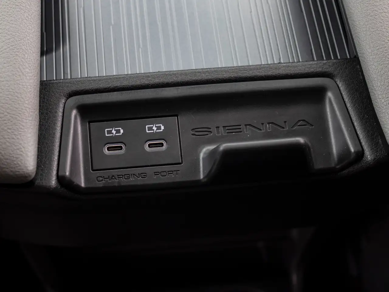 Toyota Sienna снимка Toyota Sienna