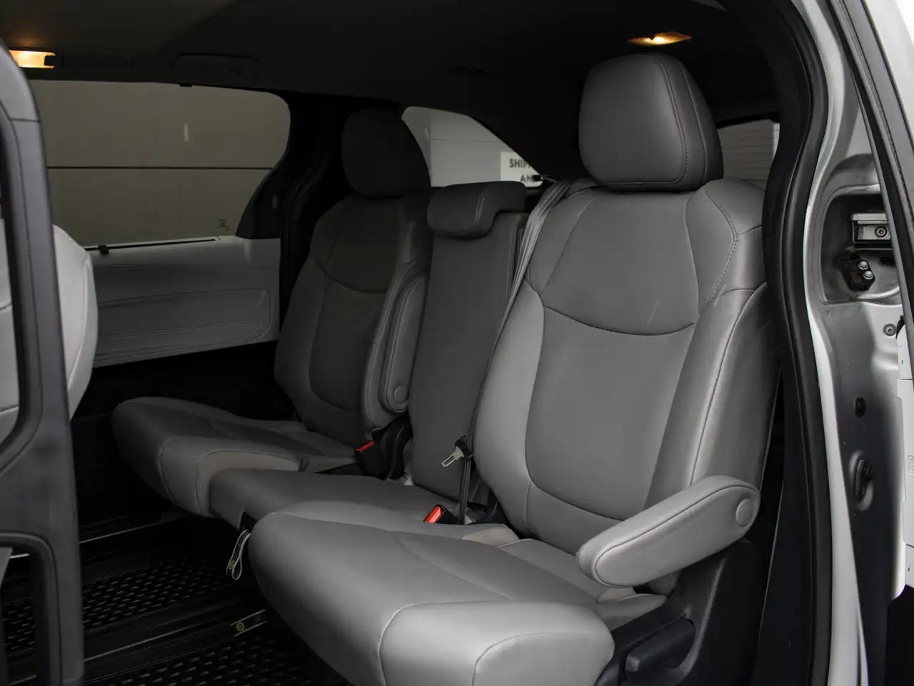 Toyota Sienna снимка Toyota Sienna