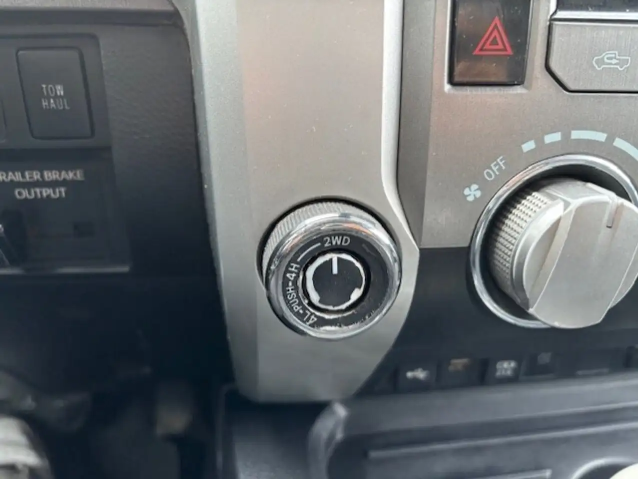Toyota Tundra снимка Toyota Tundra