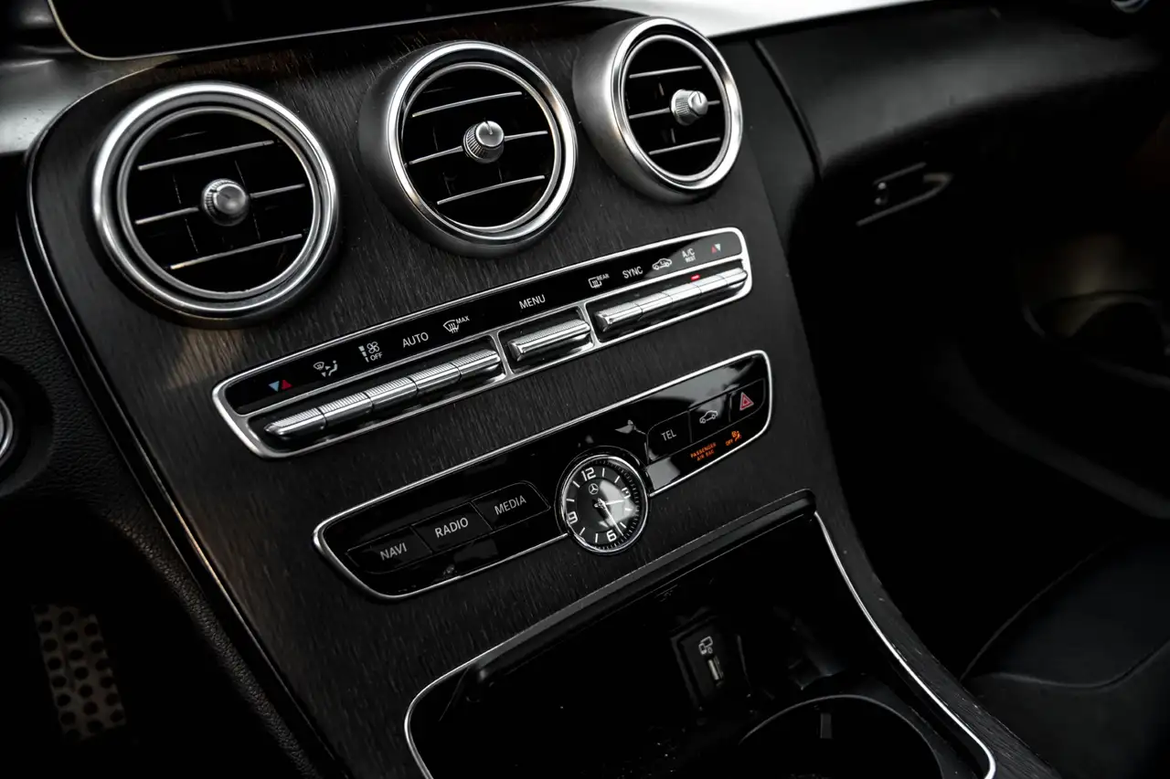 Mercedes-Benz C-Class снимка Mercedes-Benz C-Class