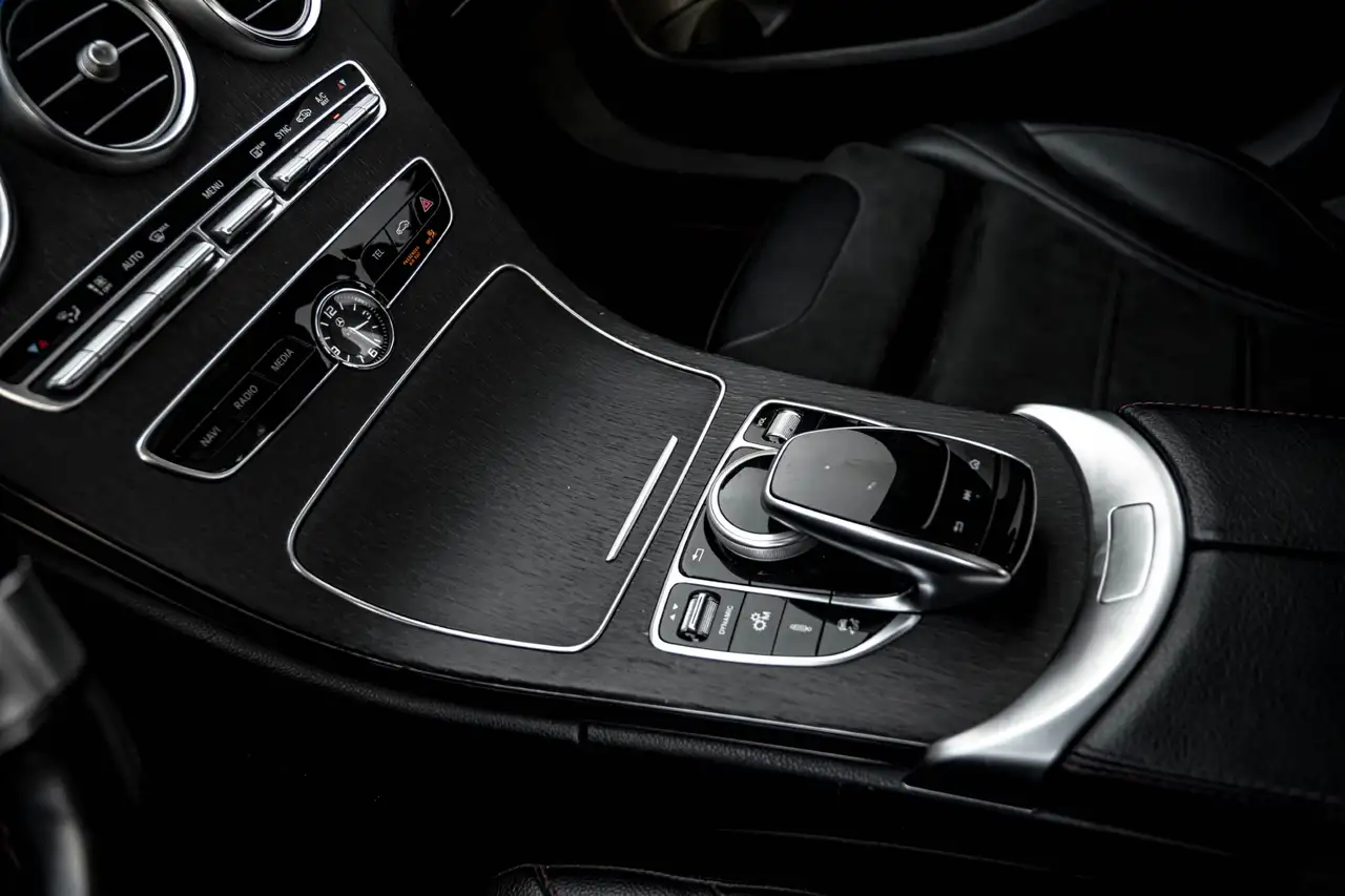 Mercedes-Benz C-Class снимка Mercedes-Benz C-Class