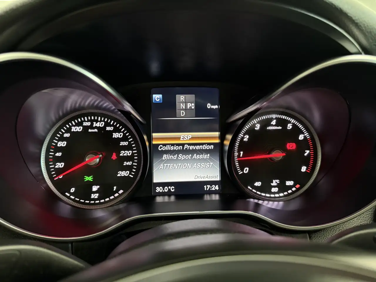 Mercedes-Benz C-Class снимка Mercedes-Benz C-Class