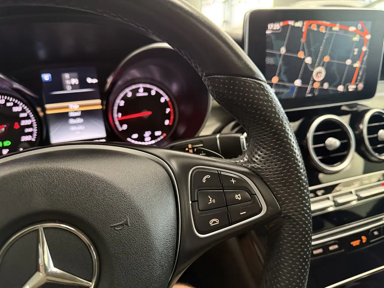 Mercedes-Benz C-Class снимка Mercedes-Benz C-Class