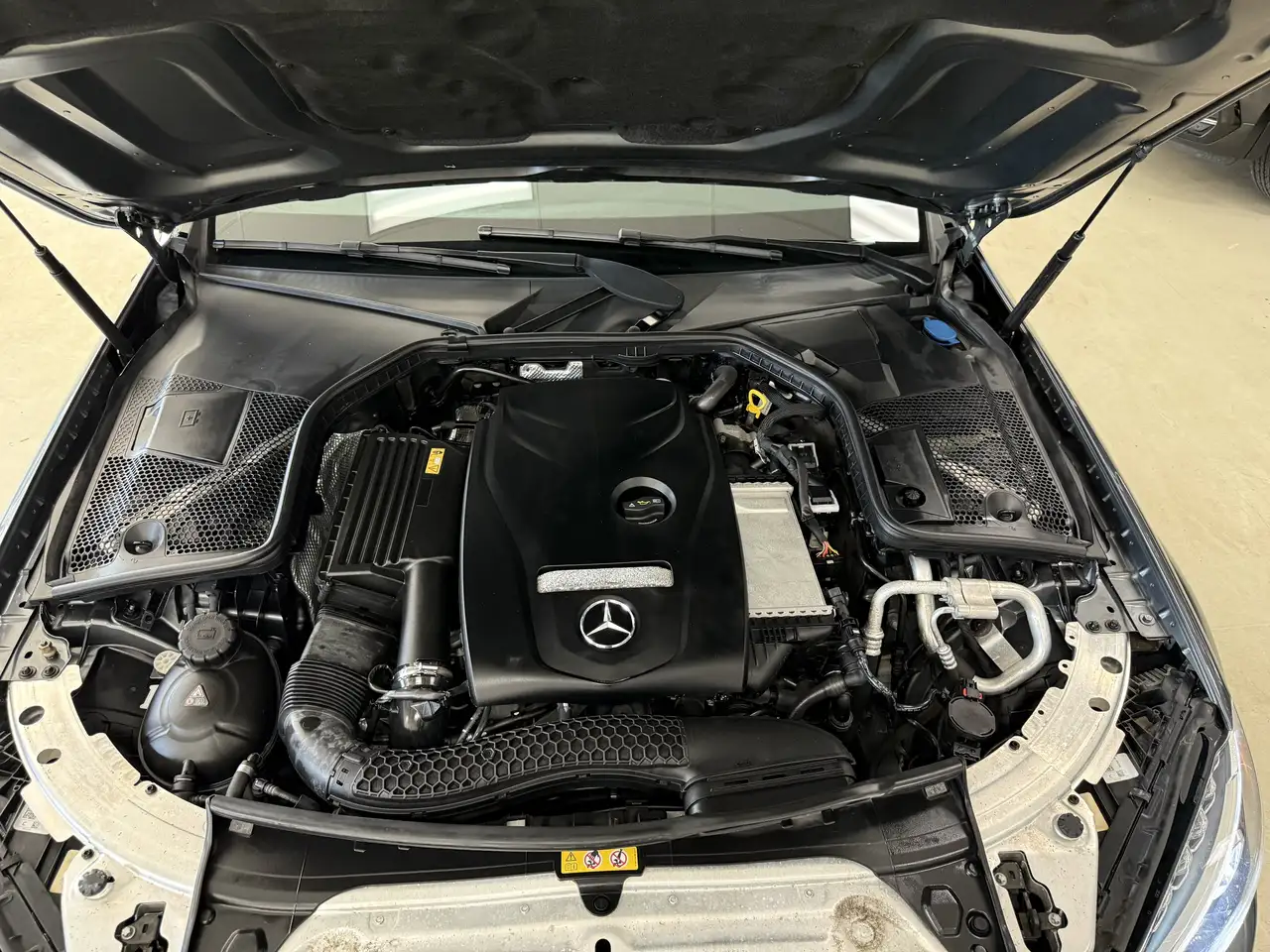 Mercedes-Benz C-Class снимка Mercedes-Benz C-Class