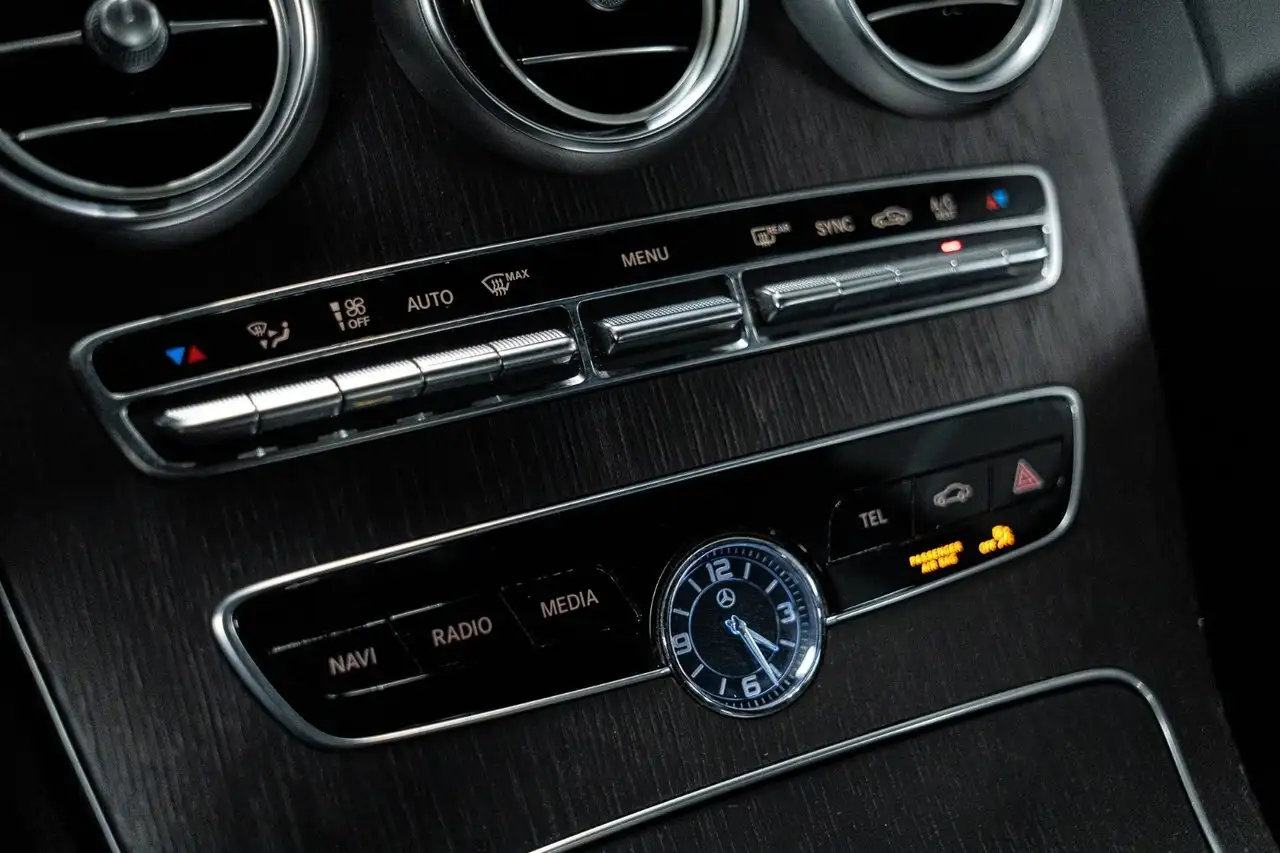 Mercedes-Benz C-Class снимка Mercedes-Benz C-Class
