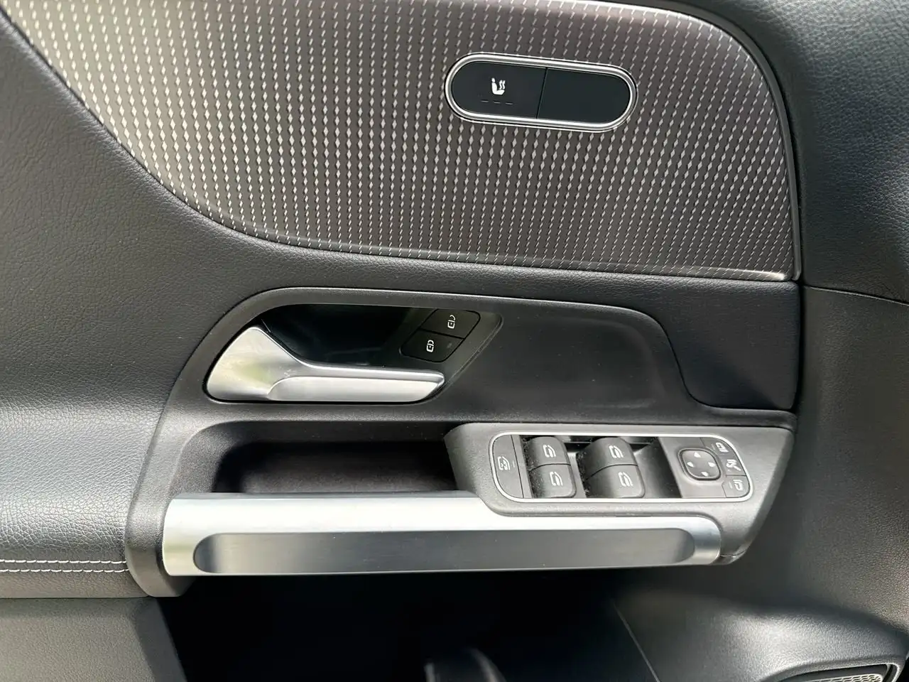 Mercedes-Benz GLB снимка Mercedes-Benz GLB
