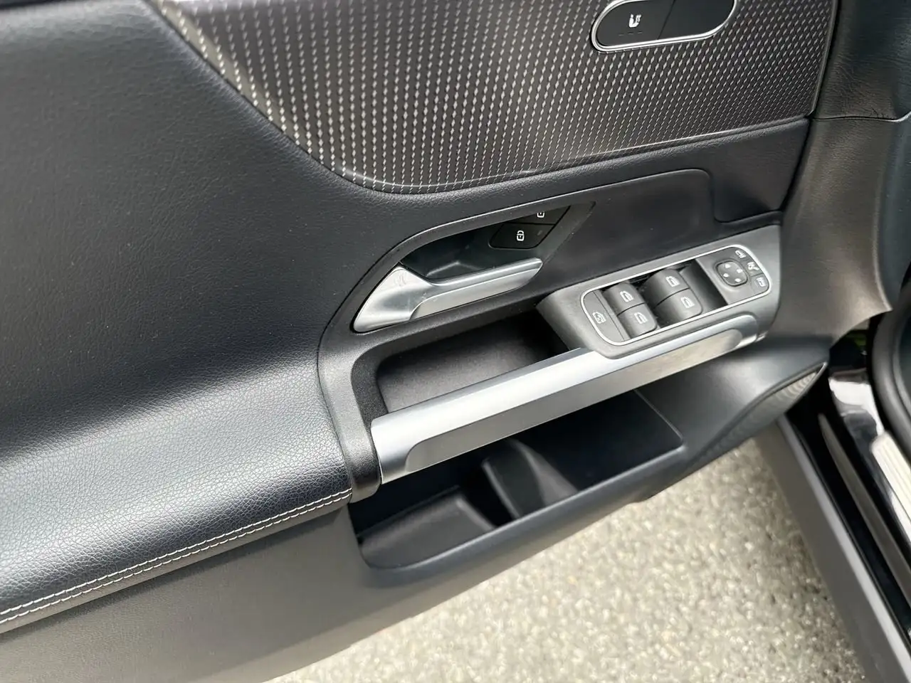 Mercedes-Benz GLB снимка Mercedes-Benz GLB