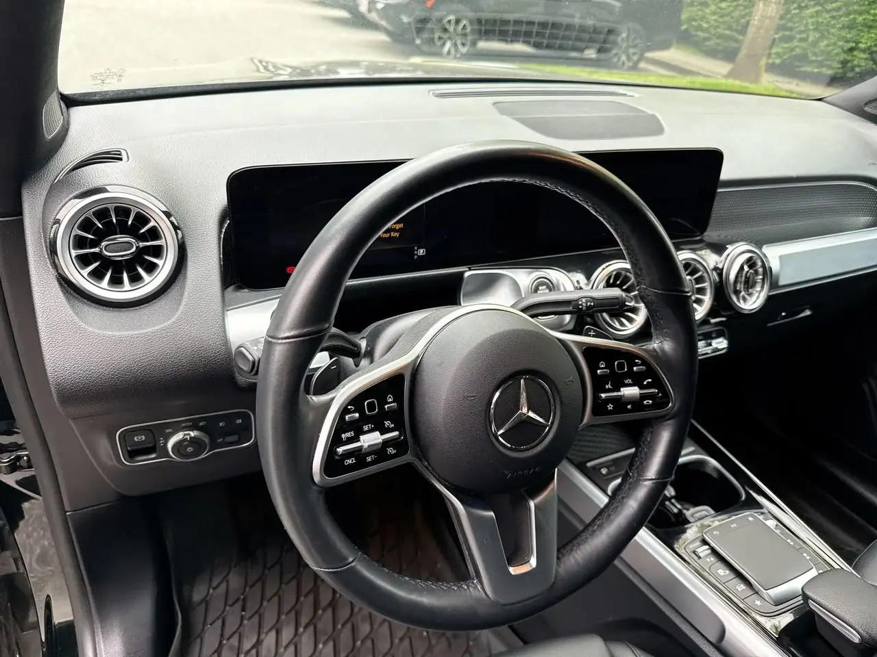 Mercedes-Benz GLB снимка Mercedes-Benz GLB
