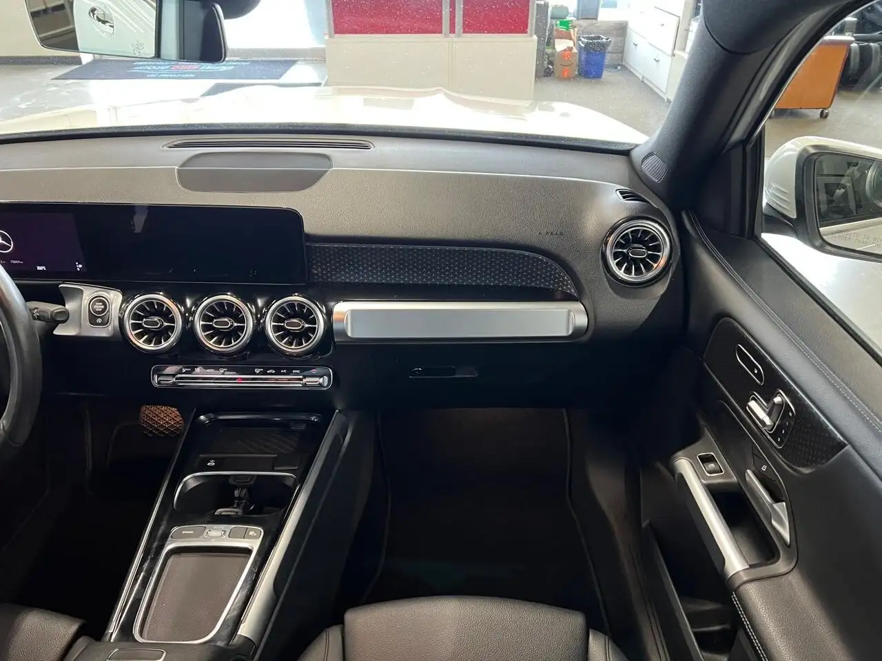 Mercedes-Benz GLB снимка Mercedes-Benz GLB