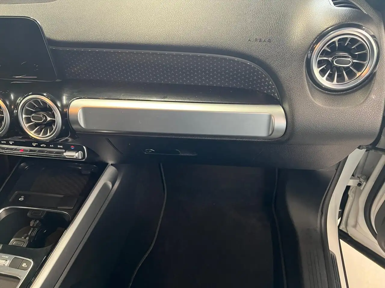 Mercedes-Benz GLB снимка Mercedes-Benz GLB