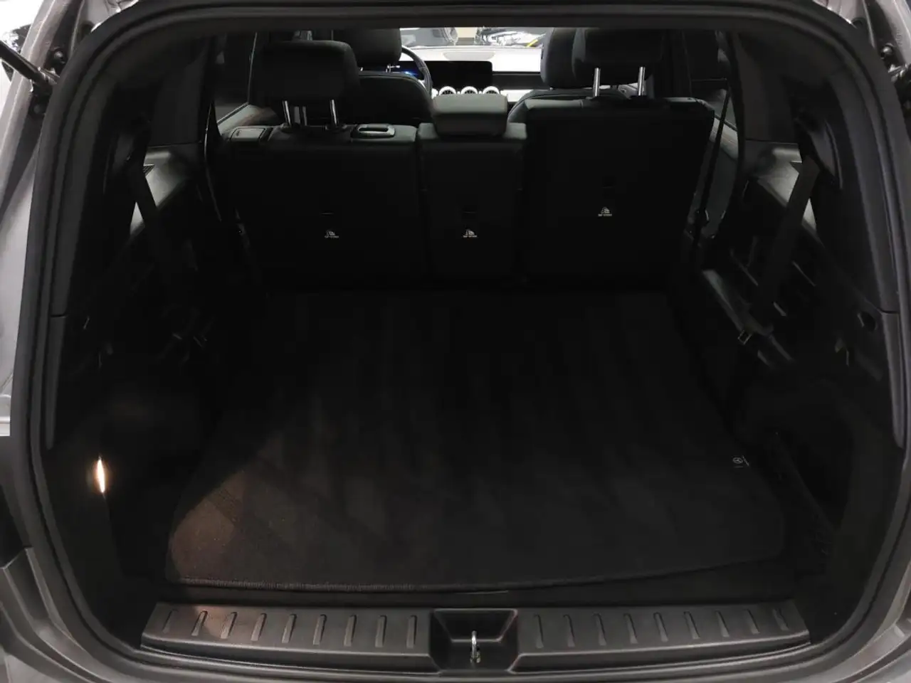 Mercedes-Benz GLB снимка Mercedes-Benz GLB