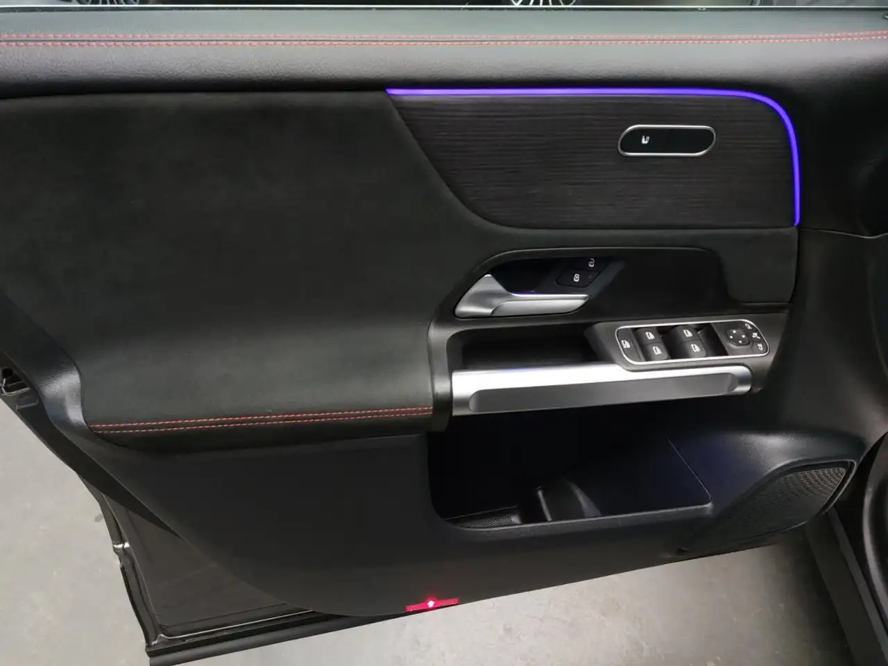 Mercedes-Benz GLB снимка Mercedes-Benz GLB