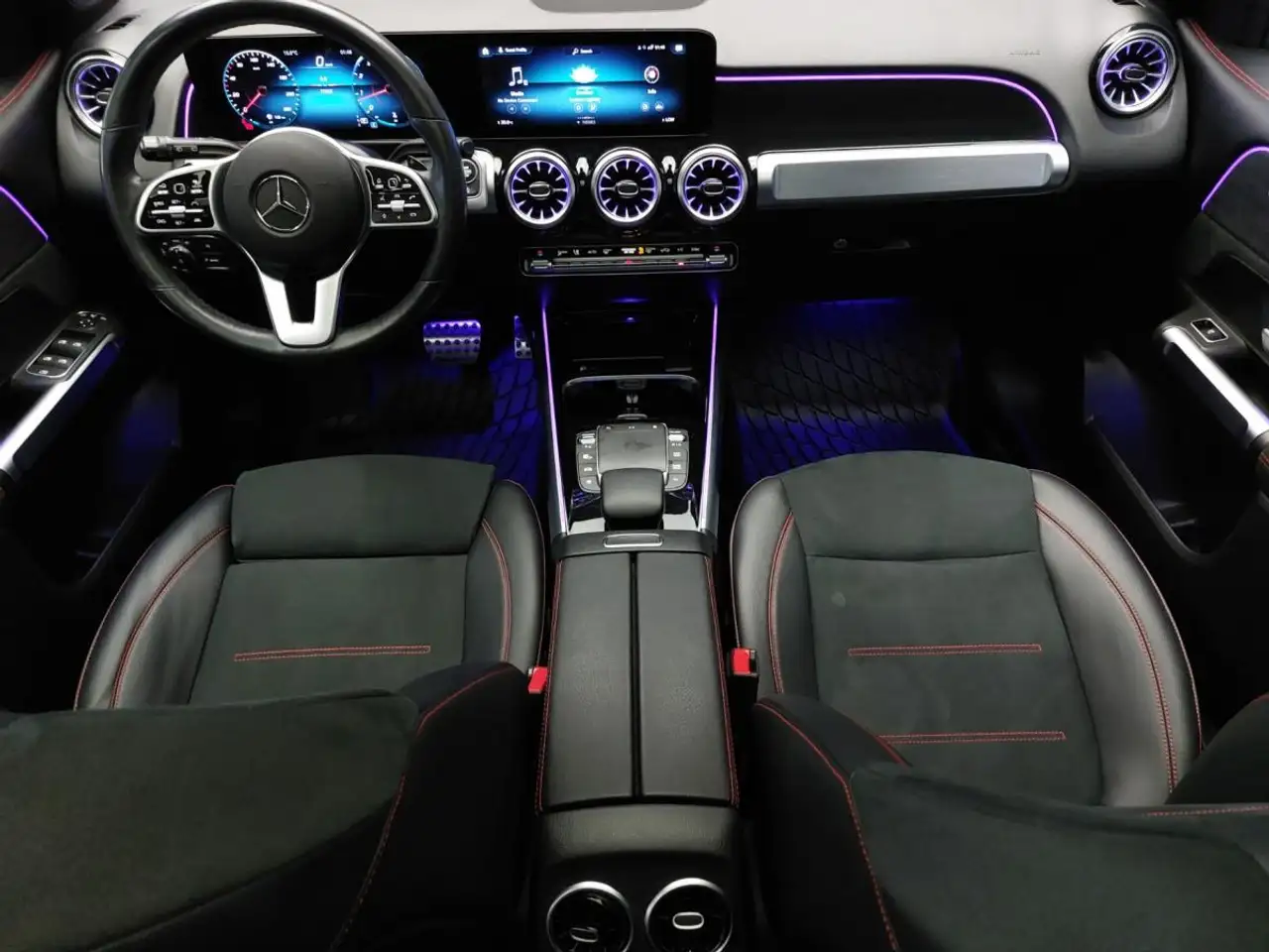Mercedes-Benz GLB снимка Mercedes-Benz GLB