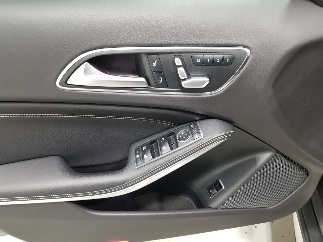 Mercedes-Benz GLA снимка Mercedes-Benz GLA