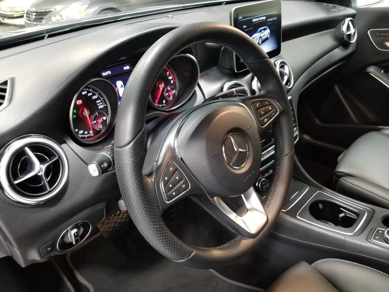 Mercedes-Benz GLA снимка Mercedes-Benz GLA