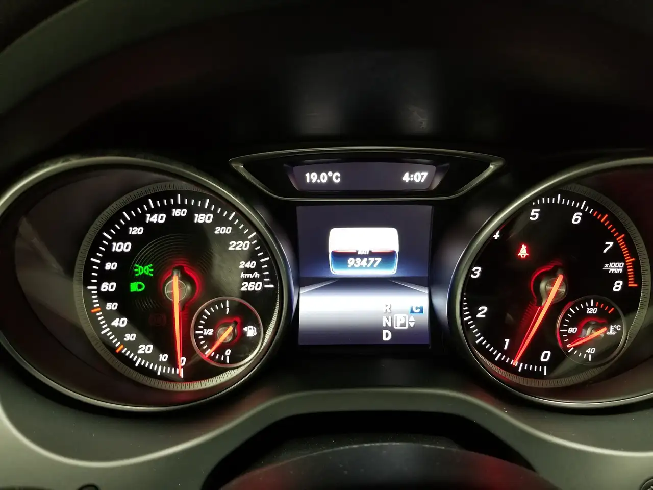 Mercedes-Benz GLA снимка Mercedes-Benz GLA