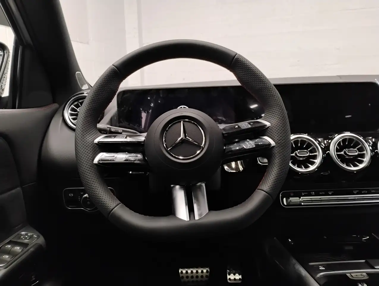 Mercedes-Benz GLA снимка Mercedes-Benz GLA