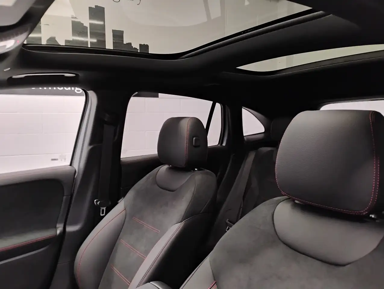 Mercedes-Benz GLA снимка Mercedes-Benz GLA