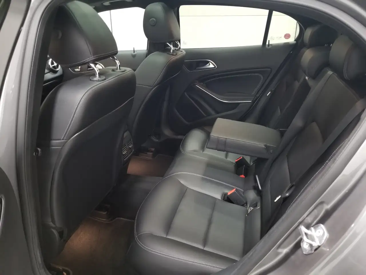 Mercedes-Benz GLA снимка Mercedes-Benz GLA